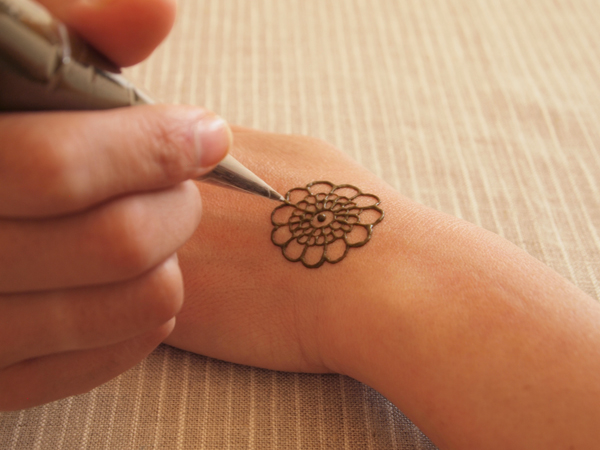 【渋谷スクランブルスクエア店】ヘナ染料を用いたおしゃれなボディアートをお試ししませんか?